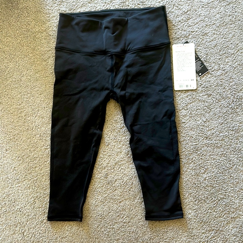 BNWT Lululemon Reveal Crop size 8